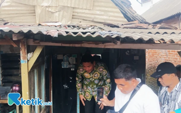Thumbnail Berita - Bupati Subandi dan Baznas Bantu Perbaiki Rumah Hampir Ambruk di Kota Sidoarjo