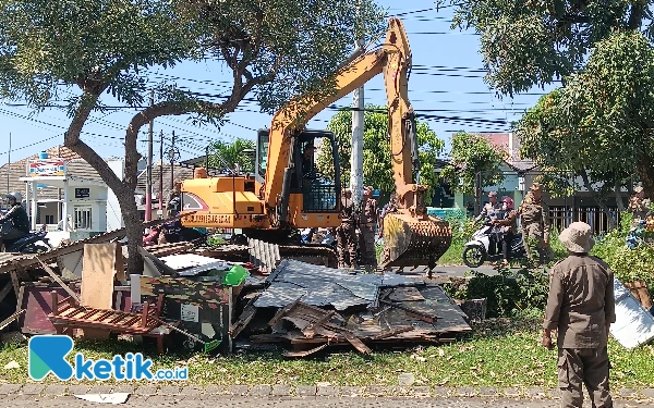 Thumbnail Berita - Puluhan Bangunan Liar di Gedangan Dihancurkan karena Tempati Saluran Air