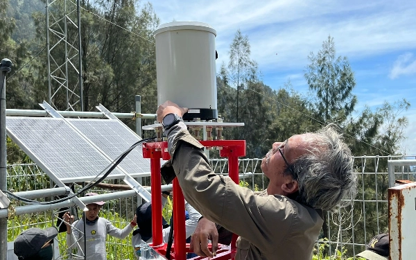 BNPB Pasang Sensor Peringatan Dini Banjir Lahar di Gunung Semeru