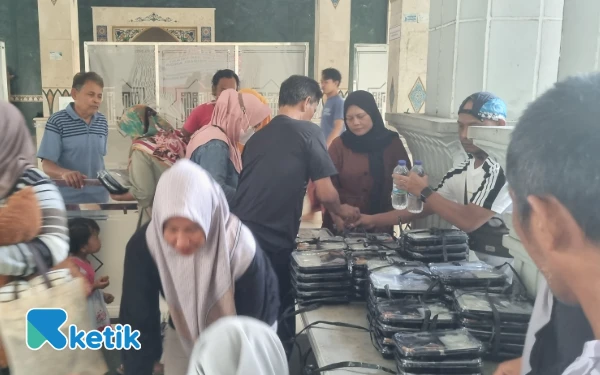 Thumbnail Berita - Ketik.com dan Komunitas Sejoli Bagikan Ratusan Nasi Kotak untuk Penunggu Pasien RSUP Dr Sardjito