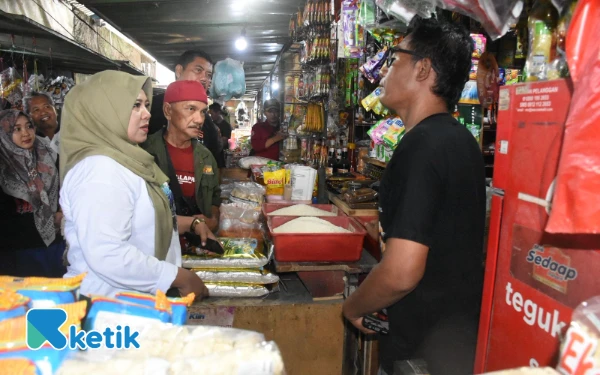 Thumbnail Berita - Pastikan Harga Pasar Stabil dan Cegah Pencurian, Wabup Situbondo Sidak Pasar Asembagus