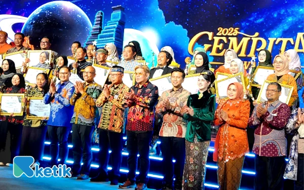 40 Ribu Guru Jatim Gebrak Gempita Awards 2025! Emil Dardak Beber Jurus Ampuh Dongkrak Mutu Pendidikan