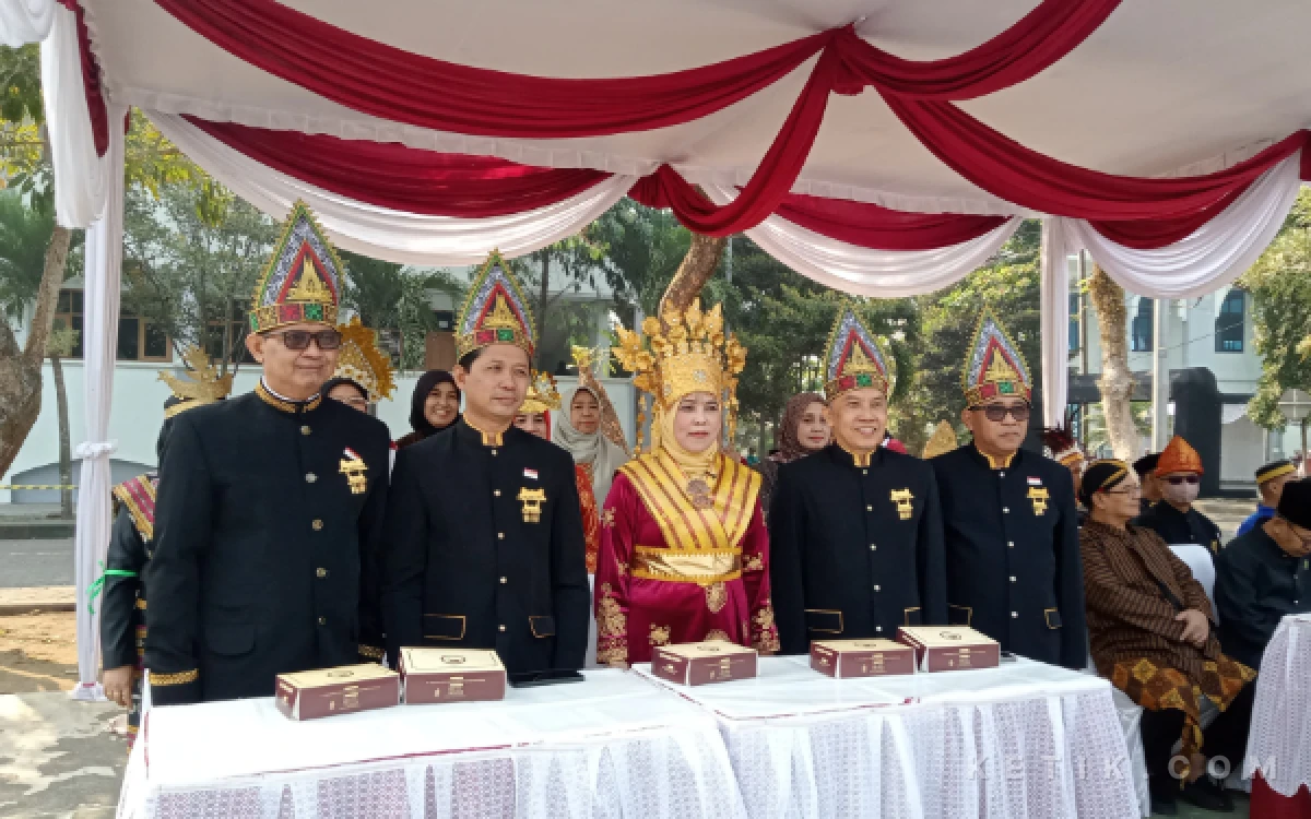 Foto Rektor UIN Malang, Prof. Ilfi Nur Diana bersama jajarannya tengah menikmati seluruh penampilan kreasi oleh civitas akademika dalam Kick Off Dies Maulidiyah Ke-65 UIN Malang. (Foto: Aliyah/Ketik.com)