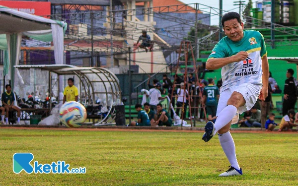 Thumbnail Calon Bupati Sidoarjo Subandi Cetak Gol dan Assist saat Tanding Persahabatan di Lapangan Jenggolo