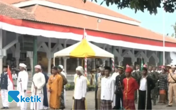 Thumbnail Khidmat! Ribuan Santri Walisongo Situbondo Gelar Upacara HUT Ke-80 RI
