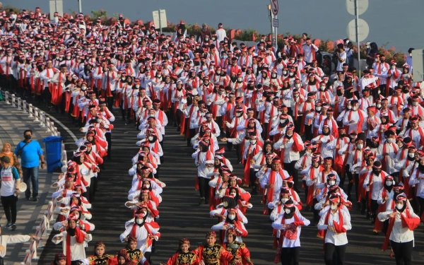 Thumbnail Diikuti 65 Ribu Peserta, Tari Remo Pelajar Surabaya Cetak MURI 