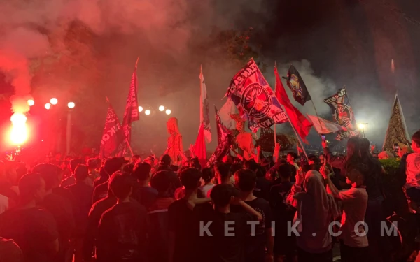 Nyala Flare, Mercon, hingga Kostum Unik Meronai Rontek Gugah Sahur Pacitan