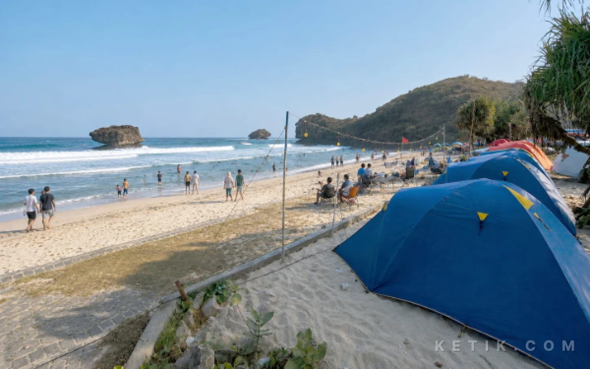 Thumbnail Berita - Tren Camping di Pantai Pacitan Kian Digandrungi Wisatawan, Staycation Tak Lagi Harus ke Hotel