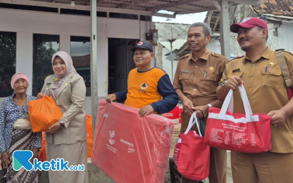 Thumbnail Berita - Wabup Situbondo Salurkan Bantuan Paket Sembako kepada Warga Terdampak Angin Kencang