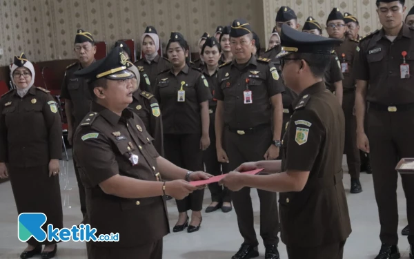 Thumbnail Berita - Pimpin Serah Terima Jabatan Kasi Pidum, Ini Pesan Kajari Situbondo