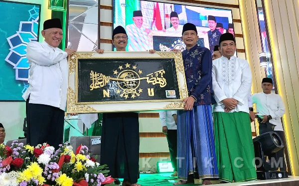 Thumbnail Berita - SELAMAT! Sukses Tuan Rumah Mujahadah Kubro, Wali Kota Malang Terima Pengharagaan dari PWNU Jatim
