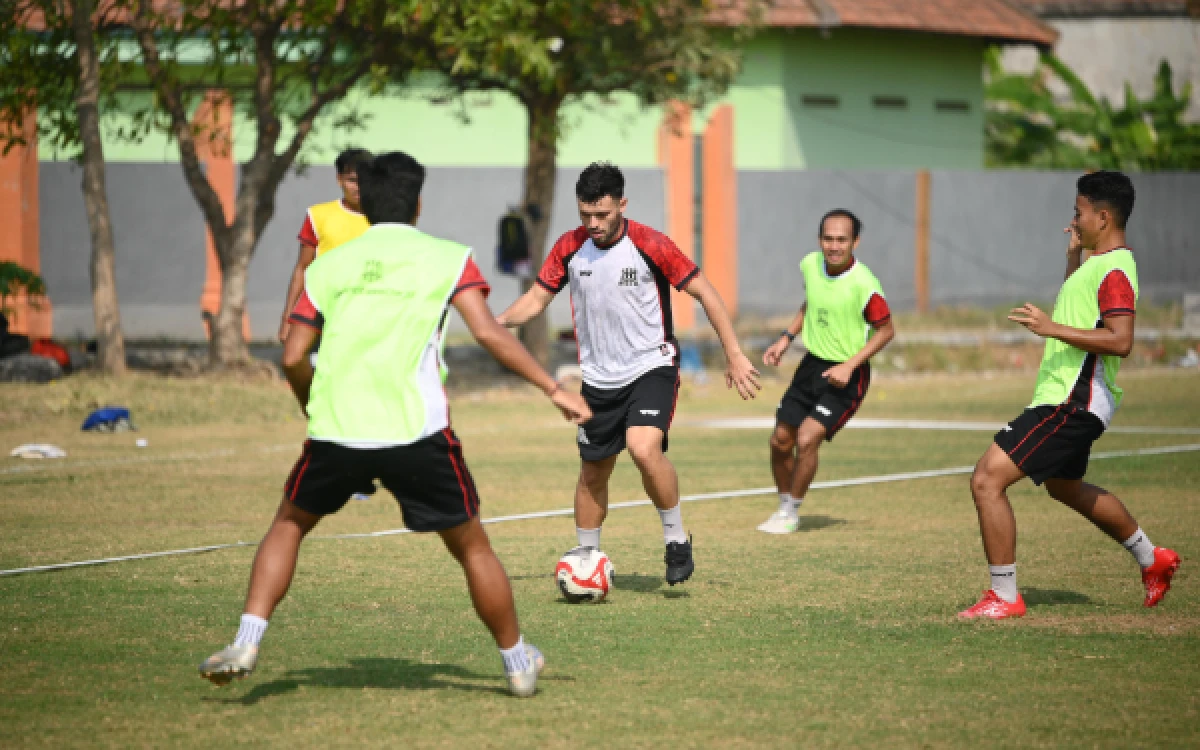 Thumbnail Berita - Deltras FC Ogah Anggap Enteng Persiba, Leonard Tupamahu Instruksikan Pemainnya Tampil Maksimal