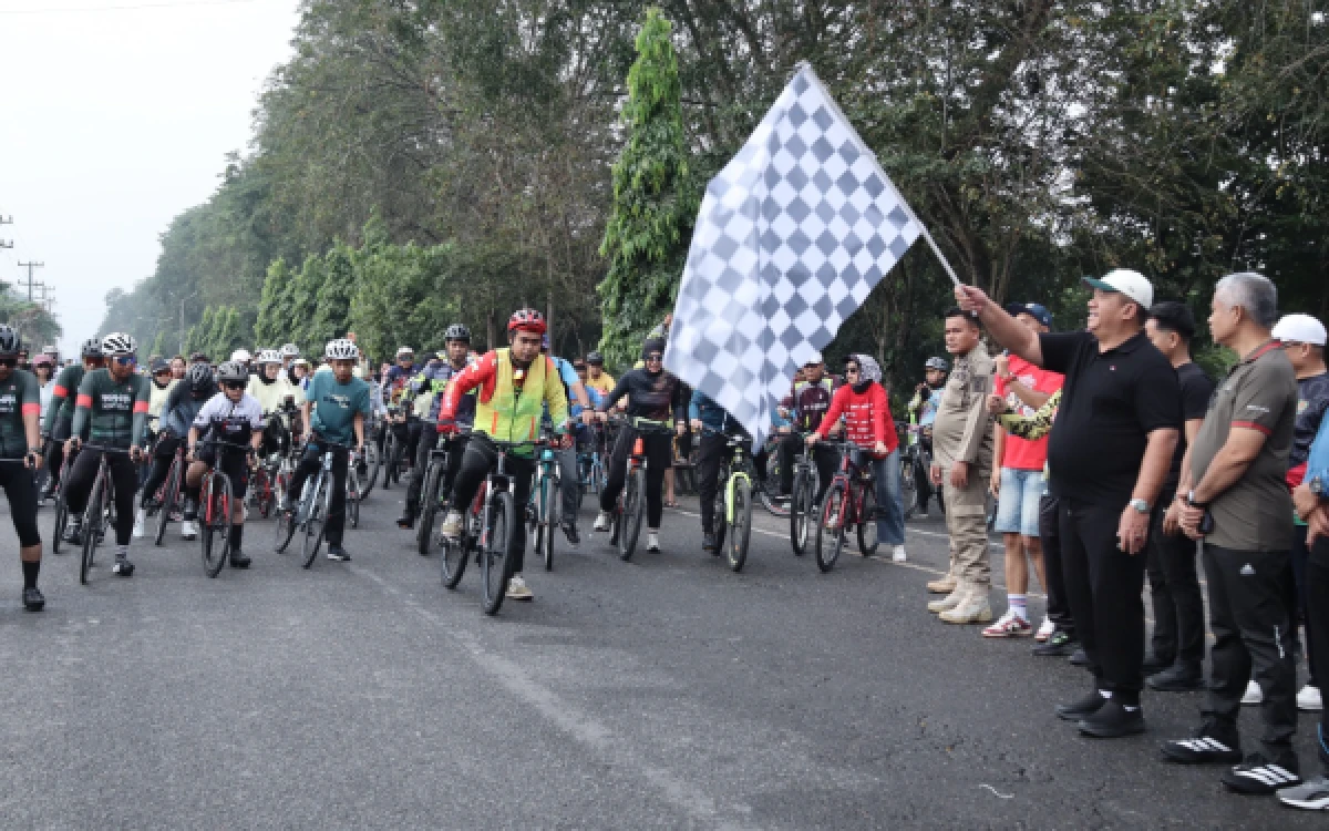 Thumbnail Berita - Bupati Asahan dan Ketua DPRD Lepas 420 Pesepeda, GOBAR Silaturahbike Kisaran Bikin Semangat Hidup Sehat!