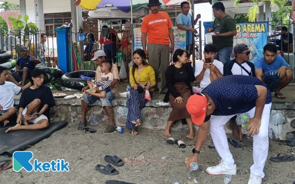 Thumbnail Bupati Situbondo Bersih-Bersih Sampah yang Berserakan di Wisata Bahari Pasir Putih