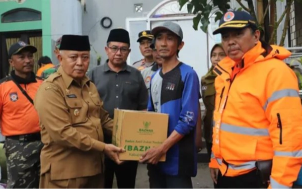 Thumbnail Peduli Kemanusiaan, Bupati Malang Beri Bantuan bagi 137 KK Korban Angin Kencang di Dau