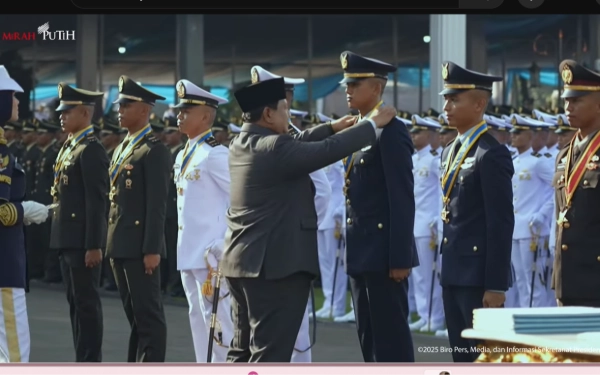 Thumbnail Berita - Presiden Prabowo Anugerahkan Bintang Adhi Makayasa ke 8 Lulusan Terbaik TNI-Polri