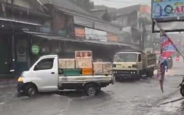 Thumbnail Berita - Diguyur Hujan Deras, Kota Malang jadi Kolam Raksasa