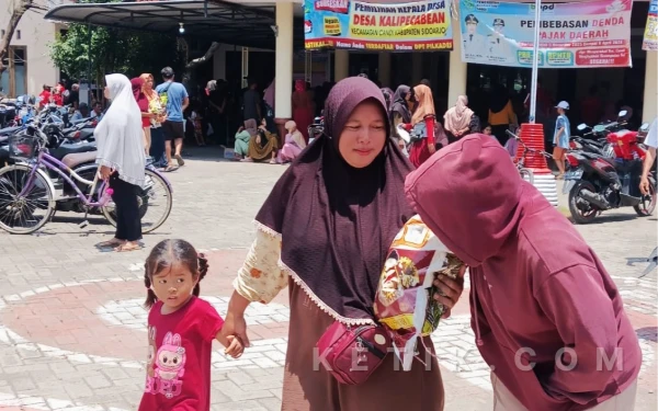 Korban Banjir Kalipecabean Sidoarjo Terima Bantuan Beras Premium