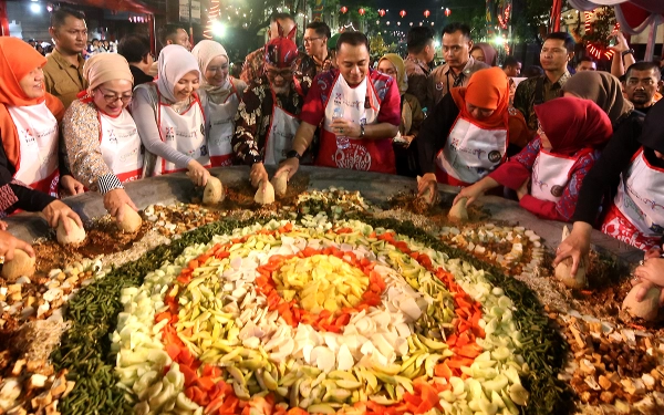 Thumbnail Festival Rujak Uleg 2023, Dikritik Pedas Masyarakat Surabaya 