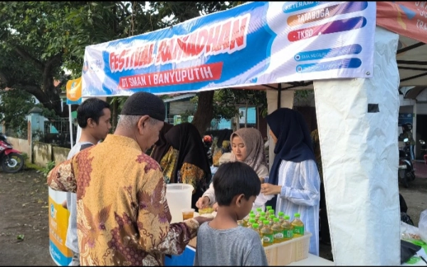SMA Negeri 1 Banyuputih Gelar Festival Ramadan, Jual Kuliner dan Sembako Murah Laris Manis