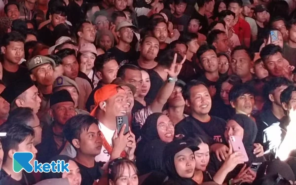 Rejeki UMKM Berlimpah, Bupati Situbondo dan Tipe-X Bangkitkan Wisata Pasir Putih! Kapan SO7?