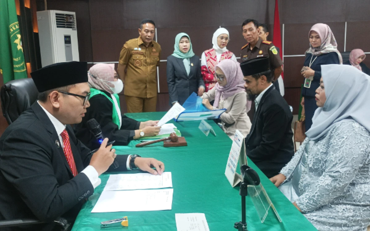 Thumbnail Berita - Bahagianya Pasutri asal Kedungkandang Malang, Baru Punya Buku Nikah Setelah 30 Tahun Bersama