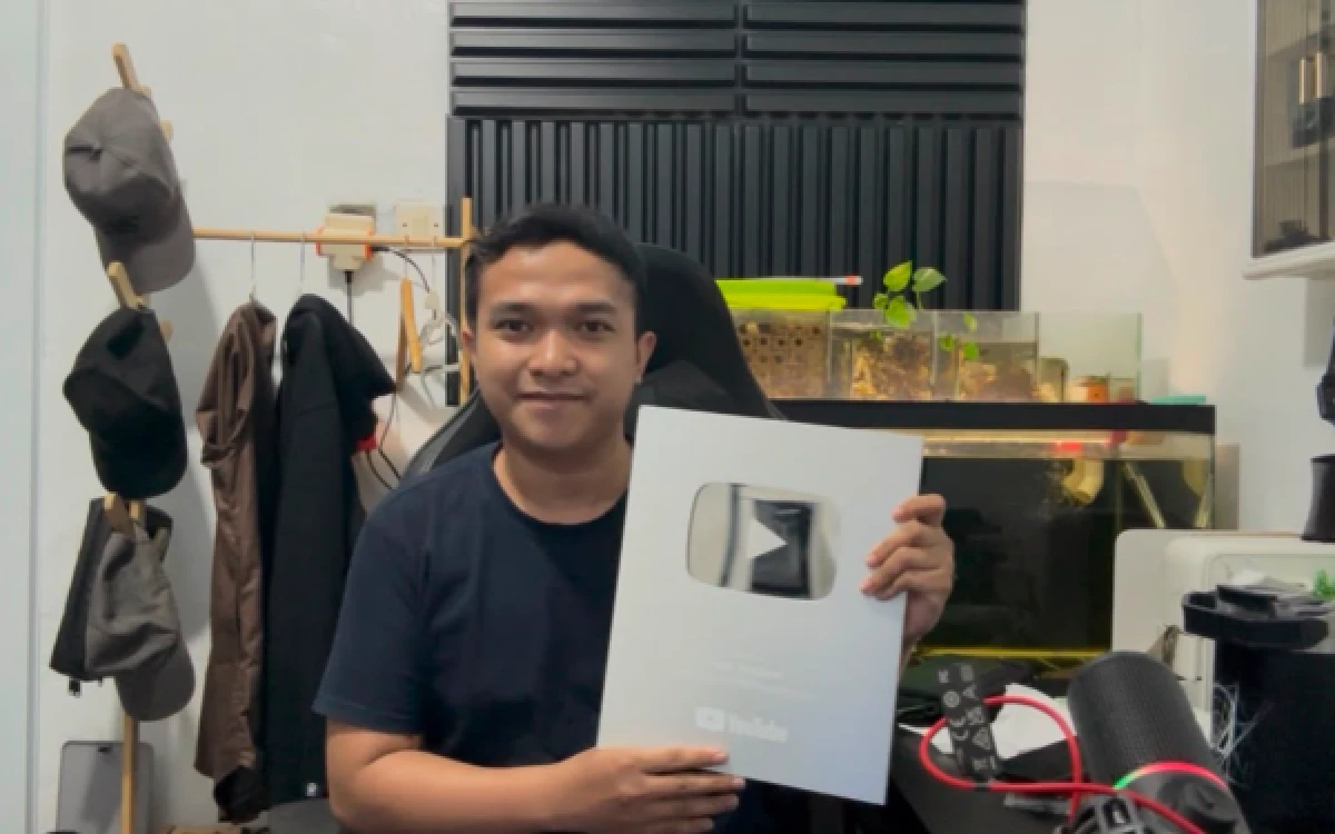 Thumbnail Berita - Kisah Guru Ngaji di Tasikmalaya, Sukses Raih Jutaan Follower Jadi Konten Kreator Free Fire