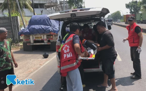Thumbnail Berita - Pengendara Motor Tewas Tabrak Truk Parkir di Mojokerto, Diduga Kurang Konsentrasi