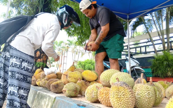 Thumbnail Musim Durian, Lapak di Selatan TMP Pacitan Laris Manis hingga 300 Buah per Hari
