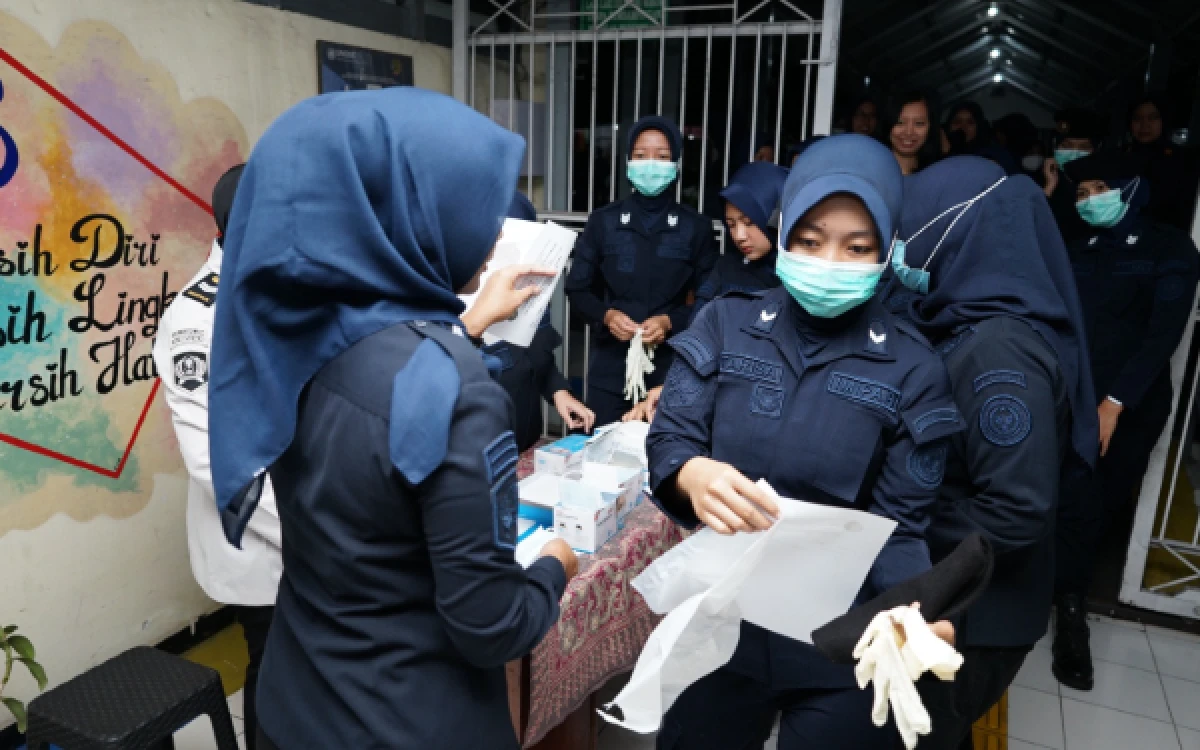 Thumbnail Berita - LPP Kelas IIA Malang Gelar Razia Gabungan, Hasil Tes Urine Petugas dan Warga Binaan Negatif
