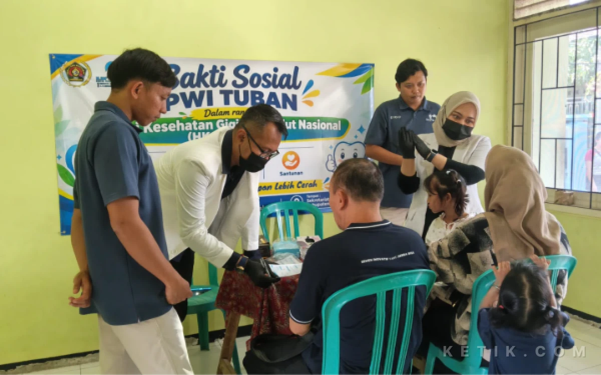 Foto Salah satu Jurnalis saat mendapatkan konsultasi kesehatan gigi dan mulut di kantor PWI Tuban, Minggu 27 September 2026 (Foto: Ahmad Istihar/Ketik.com)