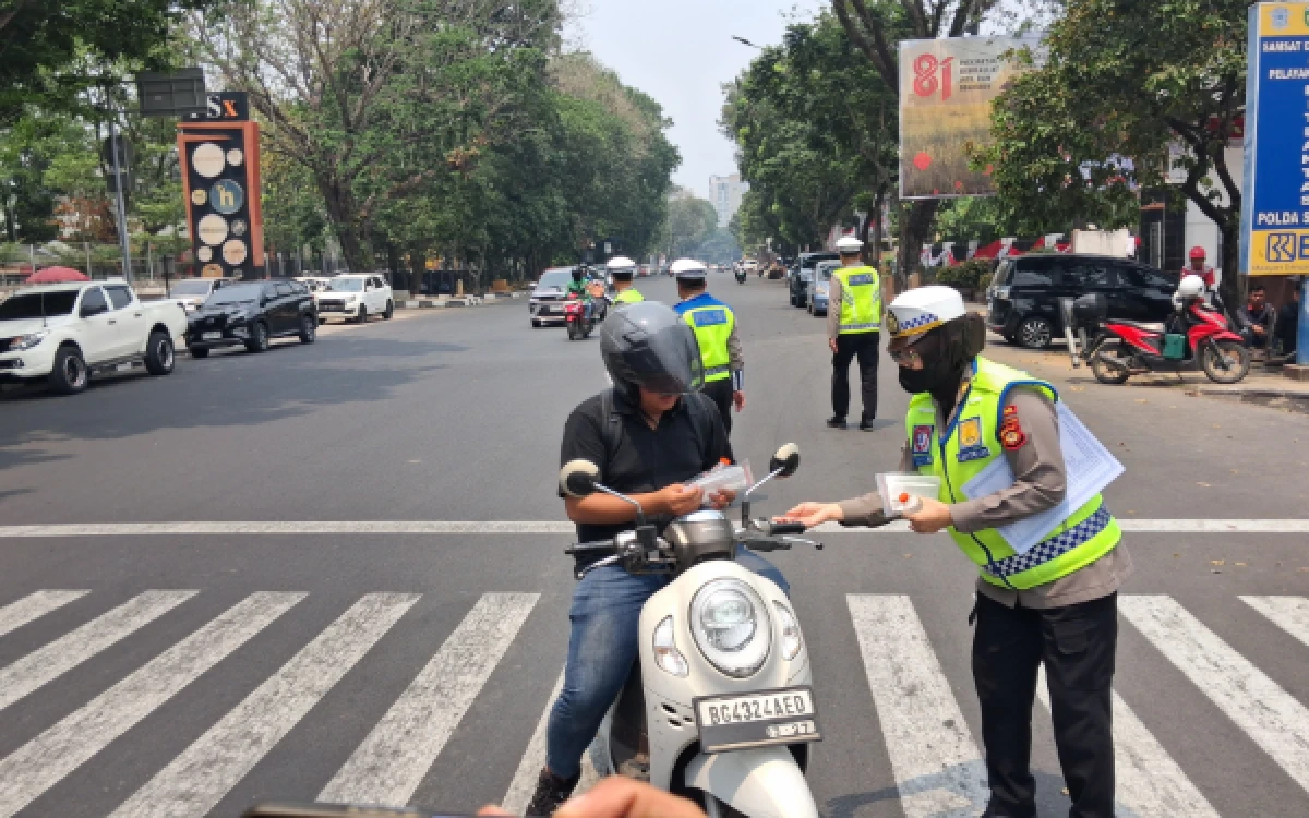 Thumbnail Berita - Atasi Dampak Karhutla, Ditlantas Polda Sumsel Bagikan Ribuan Masker dan Air Mineral untuk Pengendara di Palembang