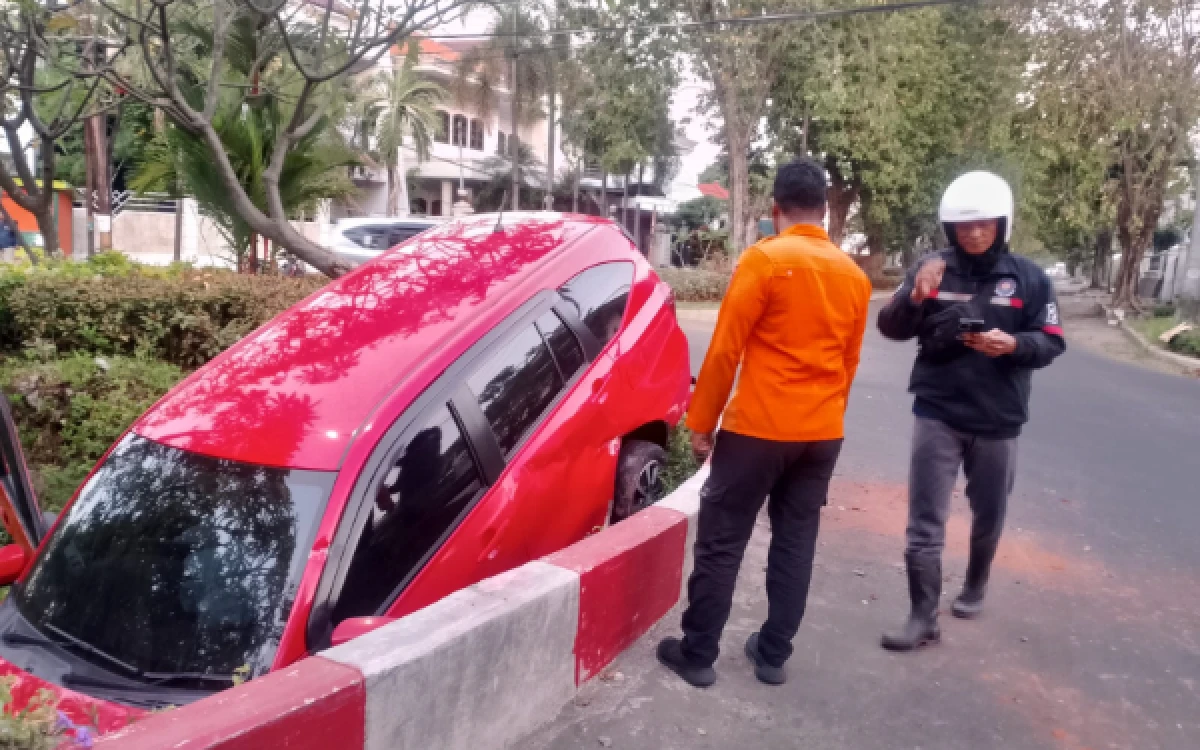 Thumbnail Berita - Mobil MPV Terperosok ke Selokan di Jalan Dharmahusada Surabaya, Pengemudi Dilarikan ke RS Unair