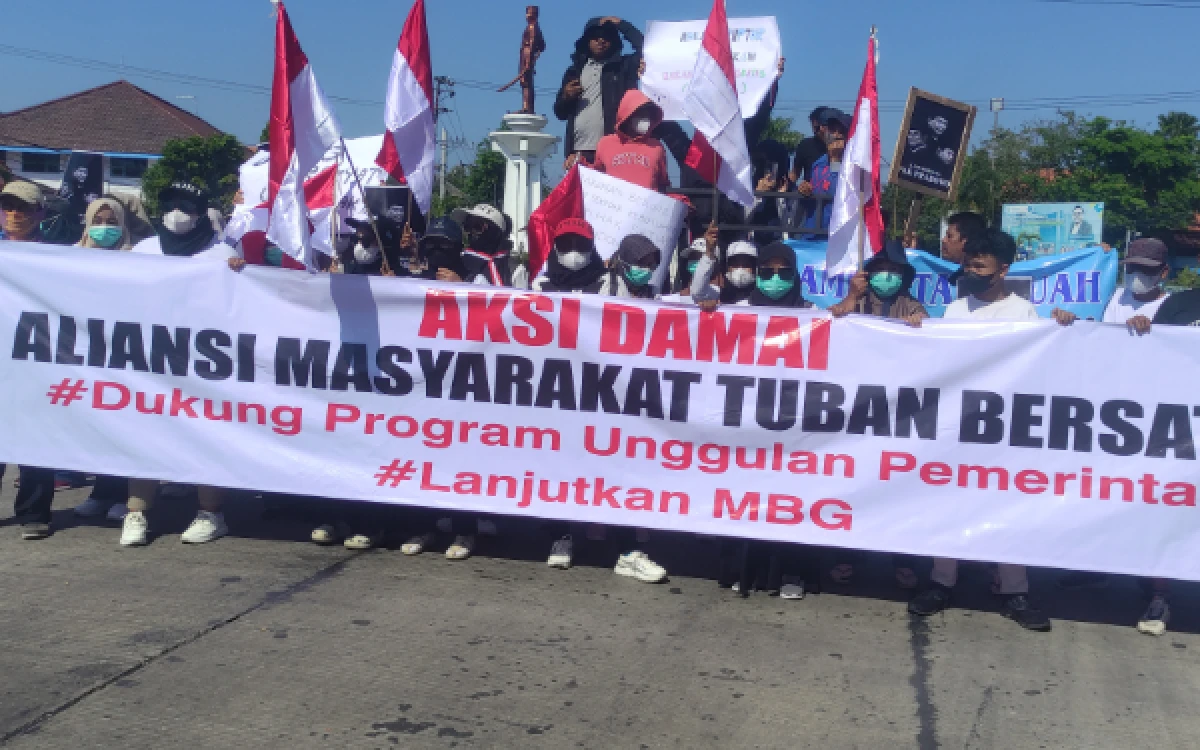 Thumbnail Berita - Dukung MBG! Ribuan Massa AMKT Gelar Aksi Damai di DPRD Tuban, Sampaikan Empat Hal Ini ke BGN