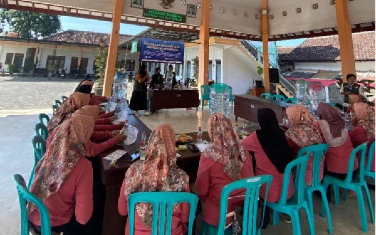 Foto Sesi Pemaparan Materi Budikdamber yang Dijelaskan oleh Mahasiswa KKN 23  (Foto : Dokumentasi pribadi Mahasiswa KKN Kelompok 23 UB Kediri)
