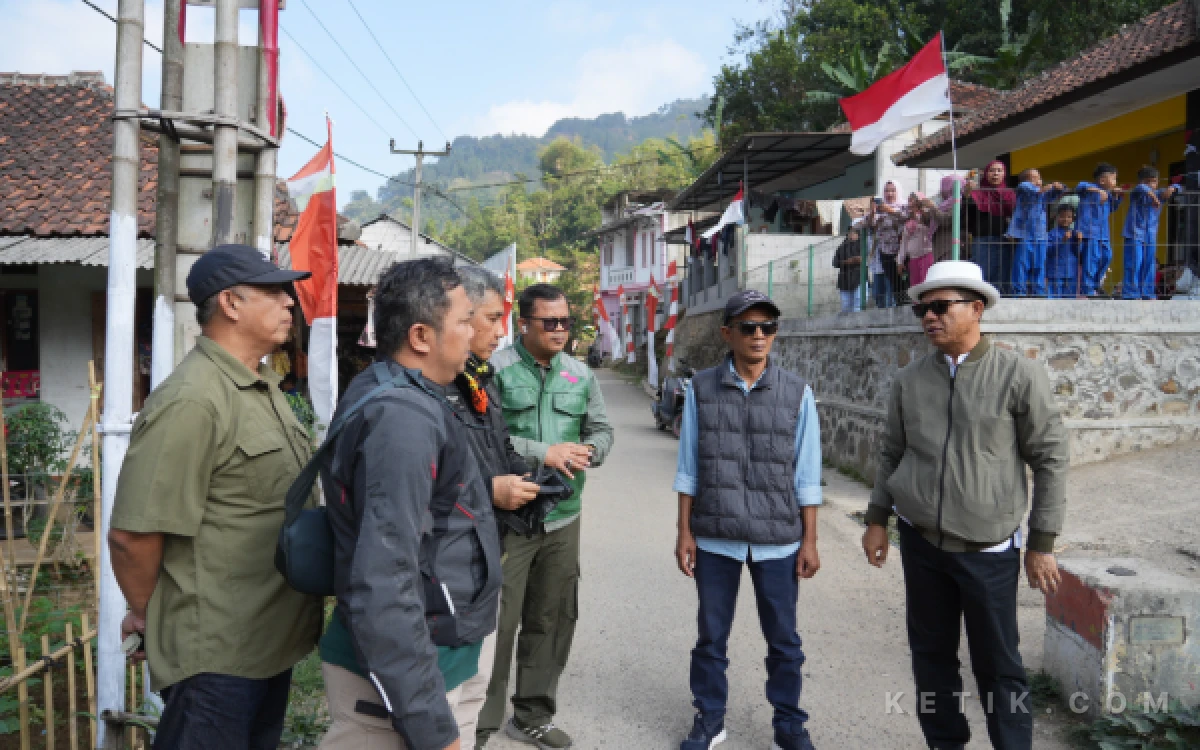 Thumbnail Berita - Bupati KDS Turun ke Perbatasan, Jalan hingga Rumah Warga Jadi Perhatian