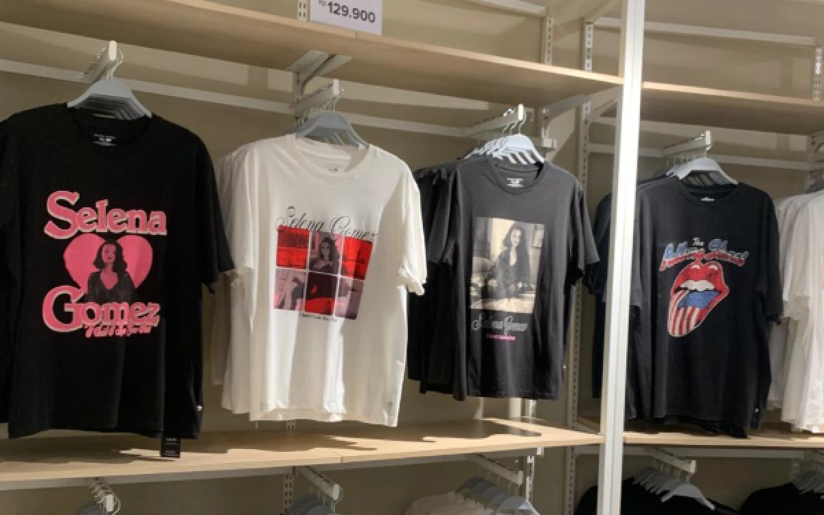 Foto Koleksi kaos dari brand AOS yang tersedia di SUKO menampilkan desain bergambar musisi dunia, seperti Selena Gomez, Lady Gaga, hingga The Rolling Stones, dengan harga yang terjangkau. (Aisyah/Ketik.com)