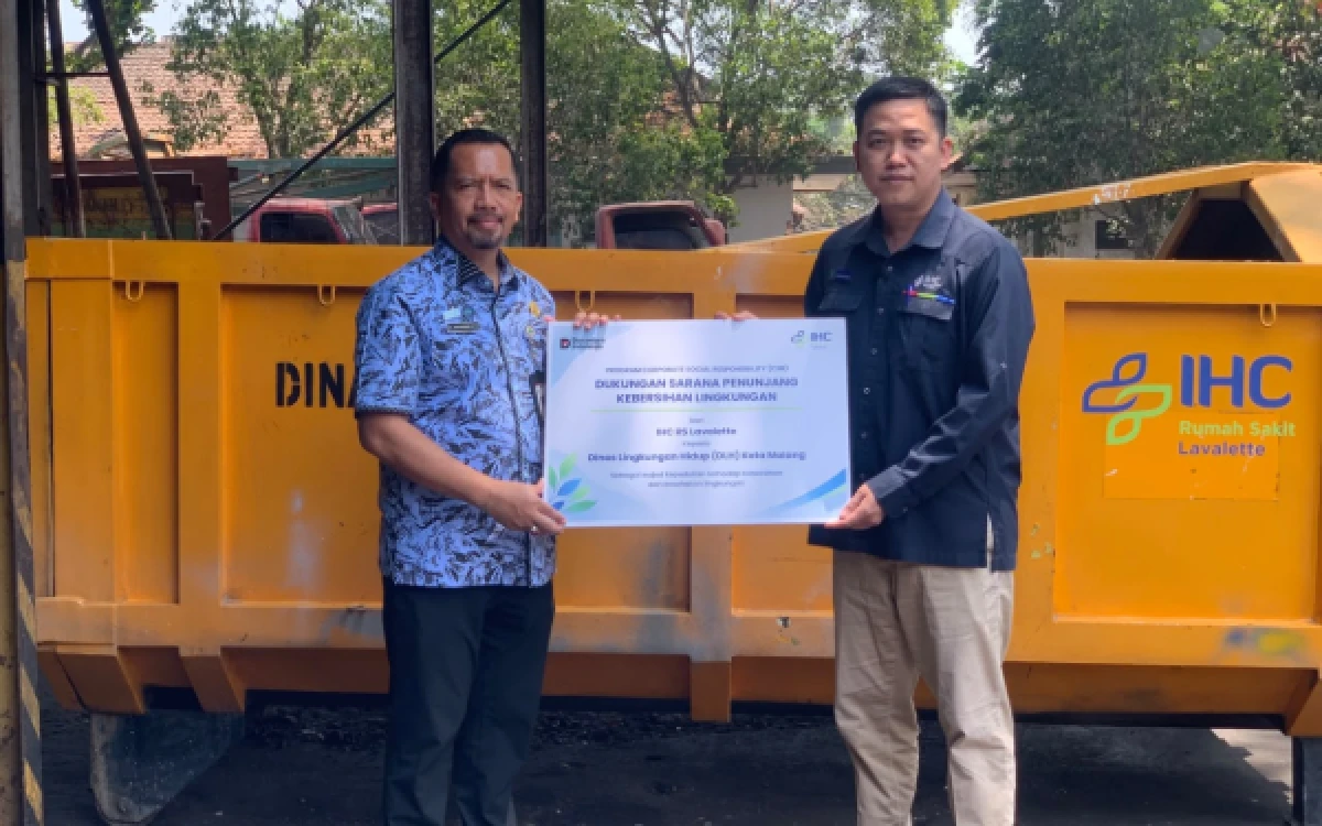 Thumbnail Berita - Gandeng TSP RS Lavalette, DLH Kota Malang Terima Bantuan Bak Kontainer Sampah