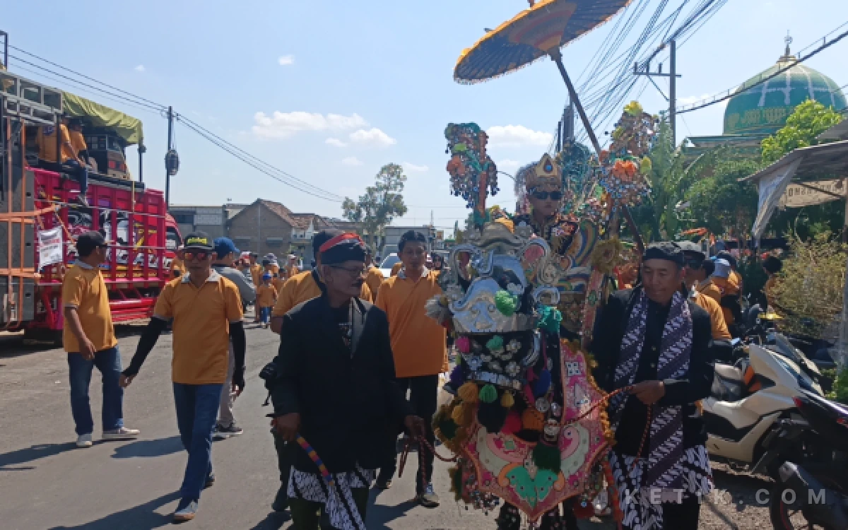 Thumbnail Berita - Kuda Kicak Kembali Menggema di Gresik, Pengusaha Diesel Alsintan Ini Hidupkan Tradisi Langka di Khitanan Anaknya