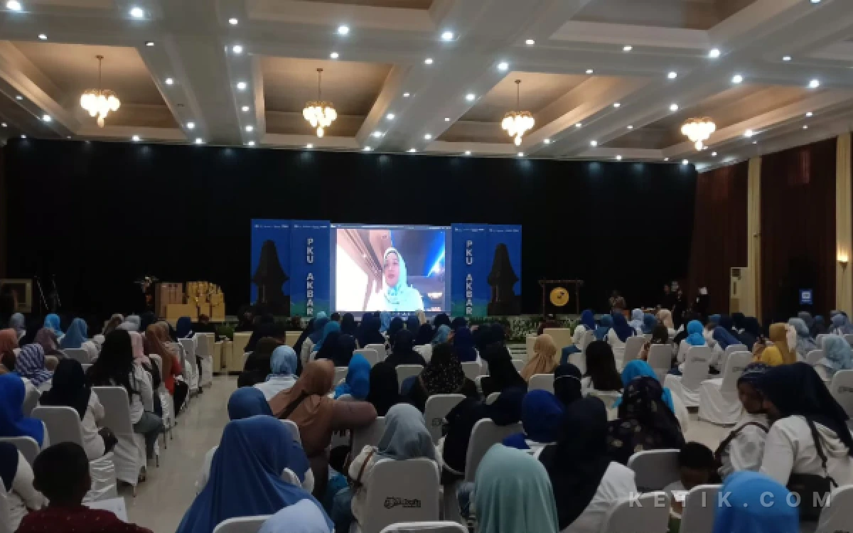 Foto wali kota mojokerto ning ita bersama peserta Pengembangan Kapasitas Usaha (PKU) Akbar bertema “Perempuan Berdaya, UMKM Cerdas, Keuangan Kuat, Nasabah Siap Naik Kelas” di Astoria Convention Hall ( foto : humas pemkot mojokerto/ ketik.com)