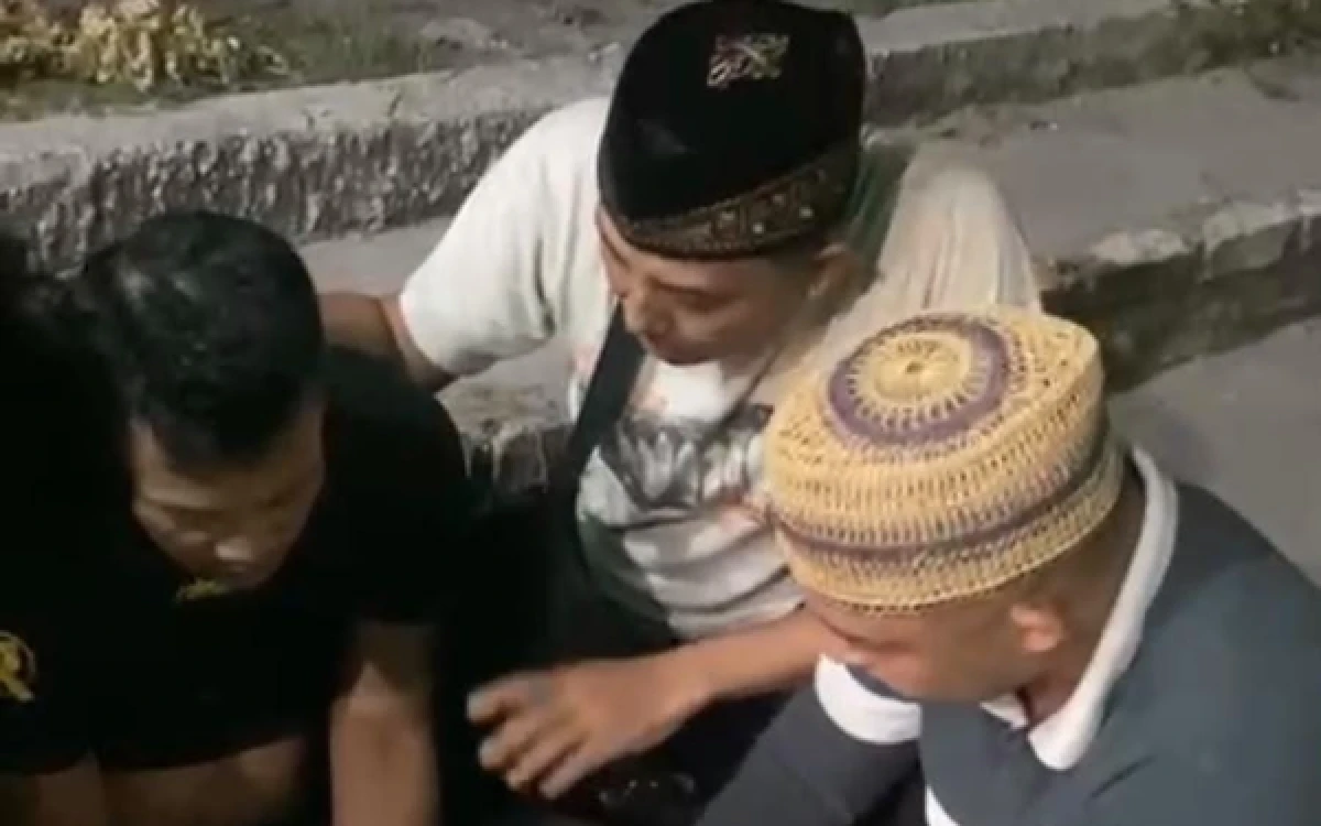 Thumbnail Berita - Diduga Edarkan Sabu 1 Kg, Seorang Pria Ditangkap Polisi di SPBU Kecamatan Banyuates