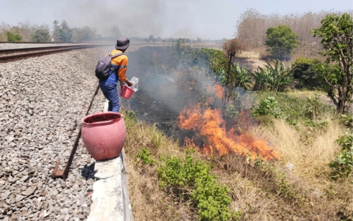 Thumbnail Berita - Sebabkan KA Berhenti, KAI Masifkan Sosialisasi Soal Dampak Aktivitas Pembakaran di Sekitar Lintasan