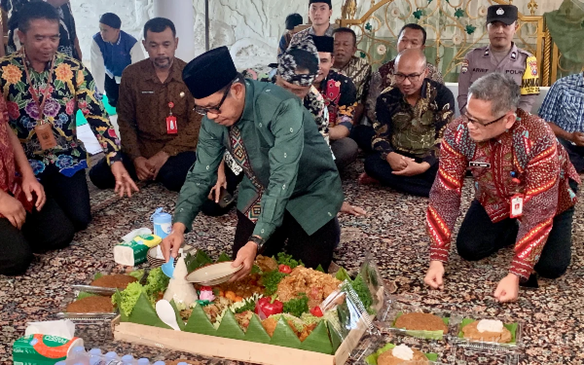 Thumbnail Berita - Ziarah Makam Mbah Batu, Wali Kota Cak Nur Teladani Tokoh Perintis Jelang HUT ke-25 Kota Batu