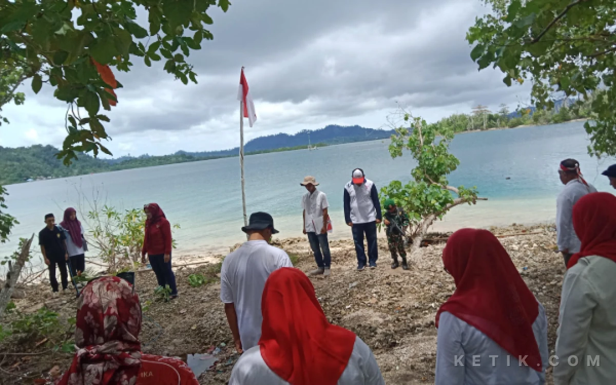 Thumbnail Berita - Kesbangpol Kibarkan Bendera Merah Putih di Pulau Delapan Simeulue