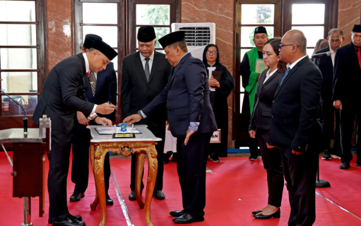 Thumbnail Berita - Ini Daftar Lengkap 57 Pejabat Pemkot Surabaya  Baru Dirotasi! Fikser Kadis DLH, eks Ajudan Risma Jadi Camat Dukuh Pakis