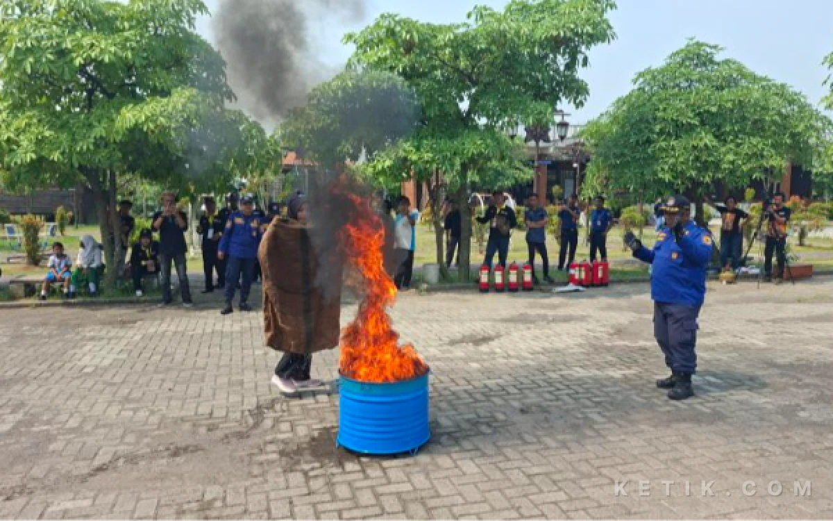 Foto Para peserta praktek pemadam kebakaran (foto : sholahudin/ketik.com)