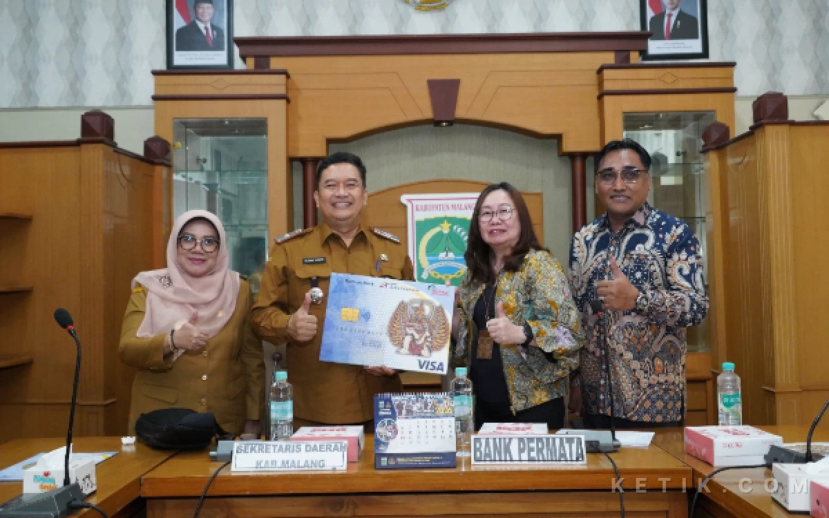 Thumbnail Berita - Dorong Transformasi Digital, Sekda Kabupaten Malang Luncurkan Kartu Debit ATM Garudeya