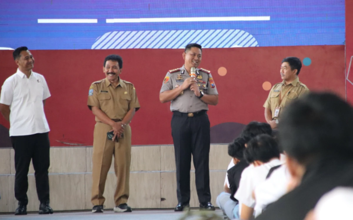 Foto Kapolresta Malang Kota, Kombes Pol Danang Setiyo Pambudi saat memberikan pemaparan wawasan kebangsaan dan pencegahan kenakalan remaja kepada siswai SMKN 4 Kota Malang, Senin, 19 Oktober 2026 (Foto : Polresta Malang Kota)