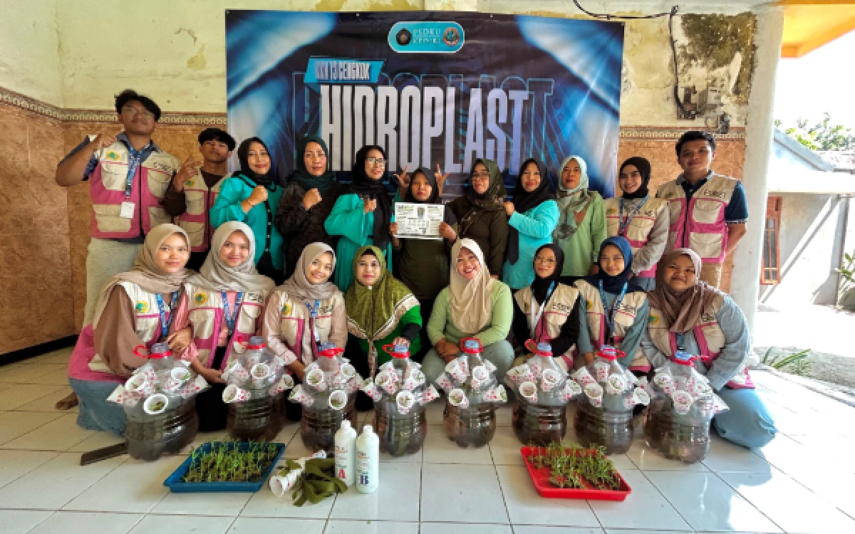Thumbnail Berita - KKN Kelompok 13 PSDKU UB Kediri Perkenalkan HydroPlast, Inovasi Ramah Lingkungan untuk Warga Desa Cengkok