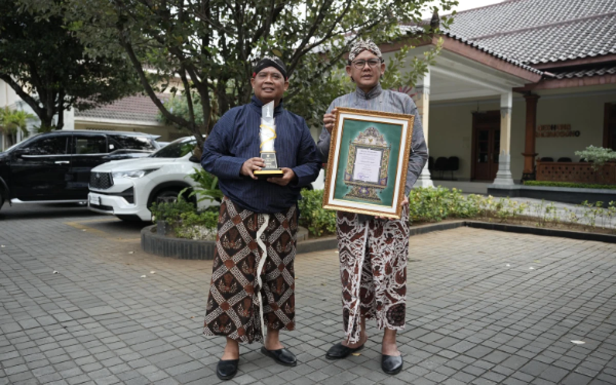 Foto Bupati Sleman Harda Kiswaya bersama Wakil Bupati Danang Maharsa berpose dengan trofi dan piagam Predikat Terbaik I Anugerah Reka Cipta Bakti Nugraha 2026. (Foto: Pemkab Sleman for Ketik.com)